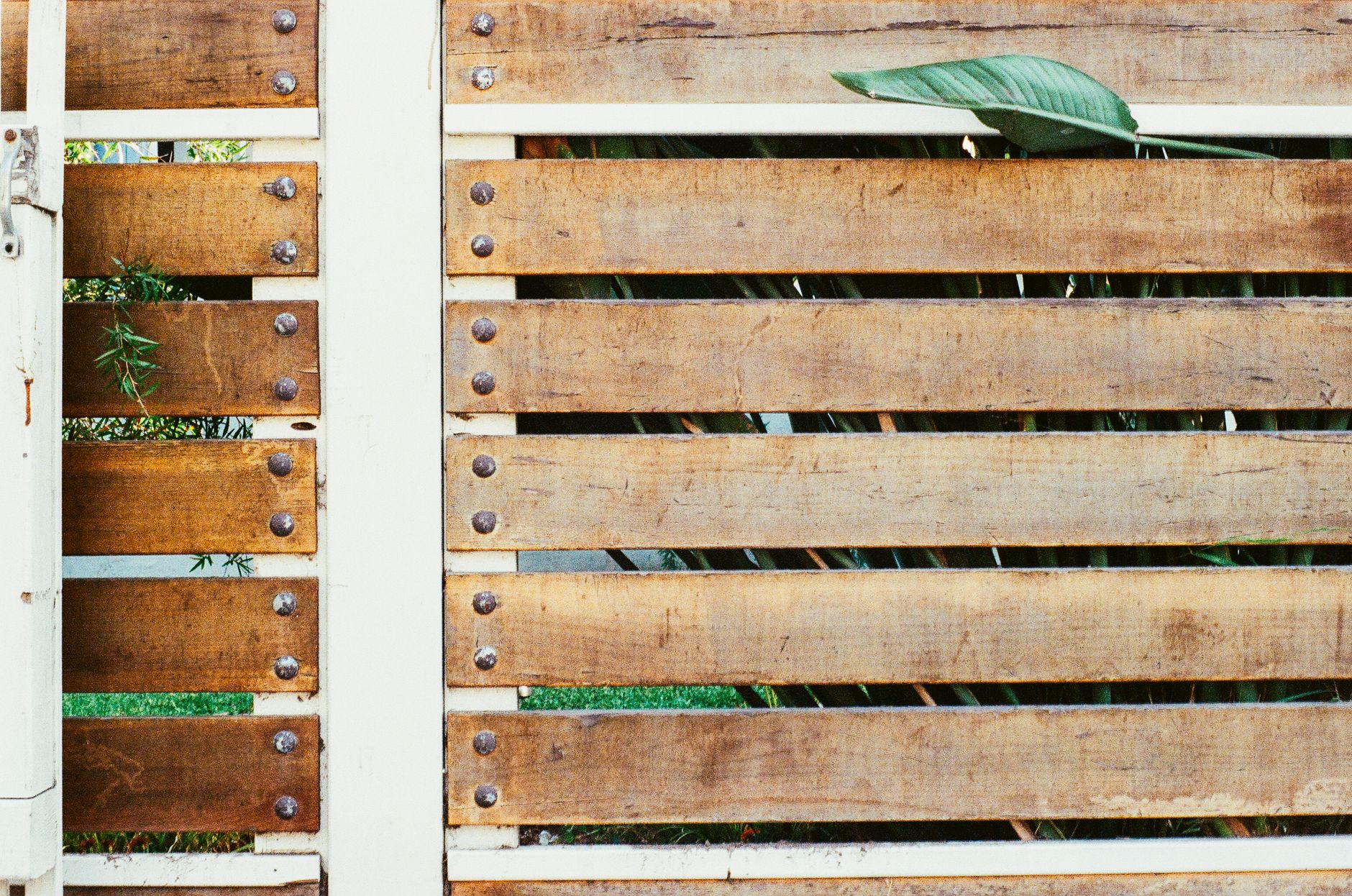 Sleek horizontal composite fencing installation